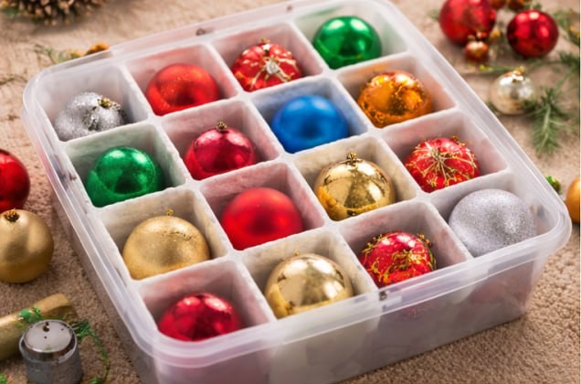 Crear rincones acogedores navideños con mantas y coronas