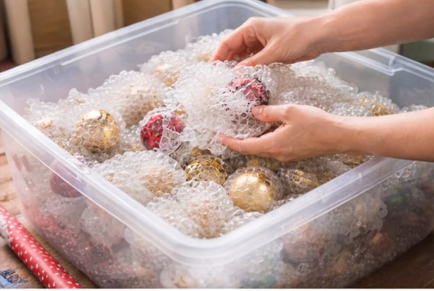 Decoración navideña de ventanas con luces y copos de nieve