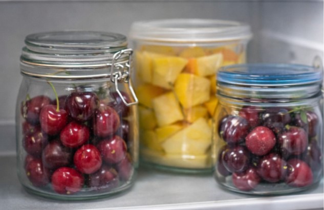 Freezing fruit for long-term storage in bags or containers
