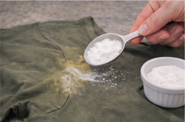 Treating fresh sweat stains with baking soda paste