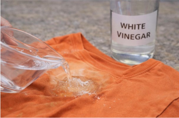 Removing sweat stains from colored clothes using white vinegar