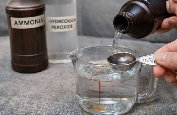 Trattamento di una vecchia macchia di caffè su tessuto colorato con glicerina