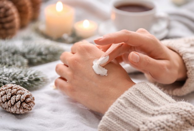 Aplicar cremas nutritivas y protectoras para el invierno